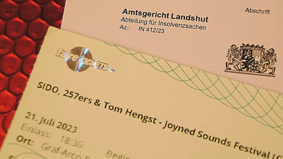 Ob Käufer, die bereits vor der Absage Karten für eine oder mehrere Veranstaltungen des 'Joyned Sounds Festival' erworben haben, ihr Geld ganz oder teilweise zurückerstattet bekommen, steht derzeit noch in den Sternen. Momentan liegt die Sache beim Amtsgericht Landshut - dort ist am 20. Oktober das Insolvenzverfahren über die Etti Events Veranstaltungs GmbH eröffnet worden. Dauer und Ausgang des Verfahrens sind ungewiss - die zuständige Insolvenzverwalterin geht davon aus, dass sich das Verfahren über mindestens ein Jahr hinziehen wird. Ob Käufer, die bereits vor der Absage Karten für eine oder mehrere Veranstaltungen des 'Joyned Sounds Festival' erworben haben, ihr Geld ganz oder teilweise zurückerstattet bekommen, steht derzeit noch in den Sternen. Momentan liegt die Sache beim Amtsgericht Landshut - dort ist am 20. Oktober das Insolvenzverfahren über die Etti Events Veranstaltungs GmbH eröffnet worden. Dauer und Ausgang des Verfahrens sind ungewiss - die zuständige Insolvenzverwalterin geht davon aus, dass sich das Verfahren über mindestens ein Jahr hinziehen wird.