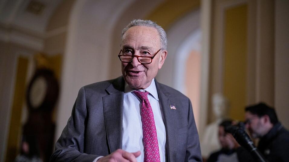 Nach einigem Widerstand gegen einen Haushaltsentwurf der Republikaner lenkt der demokratische Minderheitsführer im Senat, Chuck Schumer, nun ein. (Archivbild) Nach einigem Widerstand gegen einen Haushaltsentwurf der Republikaner lenkt der demokratische Minderheitsführer im Senat, Chuck Schumer, nun ein. (Archivbild)