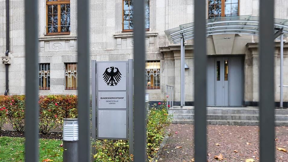 Der BGHJ hob ein Urteil gegen einen Herzspezialisten nach dem Tod zweier Patienten auf. Der Mann muss erneut vor Gericht. (Archivbild) Der BGHJ hob ein Urteil gegen einen Herzspezialisten nach dem Tod zweier Patienten auf. Der Mann muss erneut vor Gericht. (Archivbild)