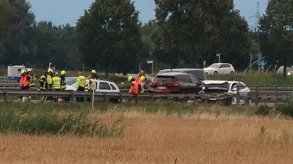 Der Verkehr wurde einspurig an der Unfallstelle vorbeigeleitet.