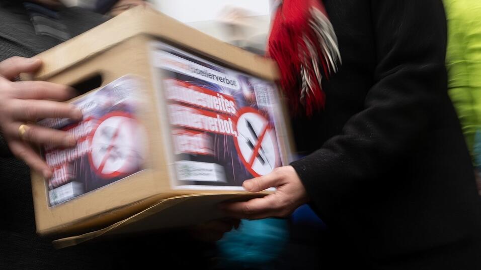 Die symbolische Kiste mit der Petition. Die symbolische Kiste mit der Petition.