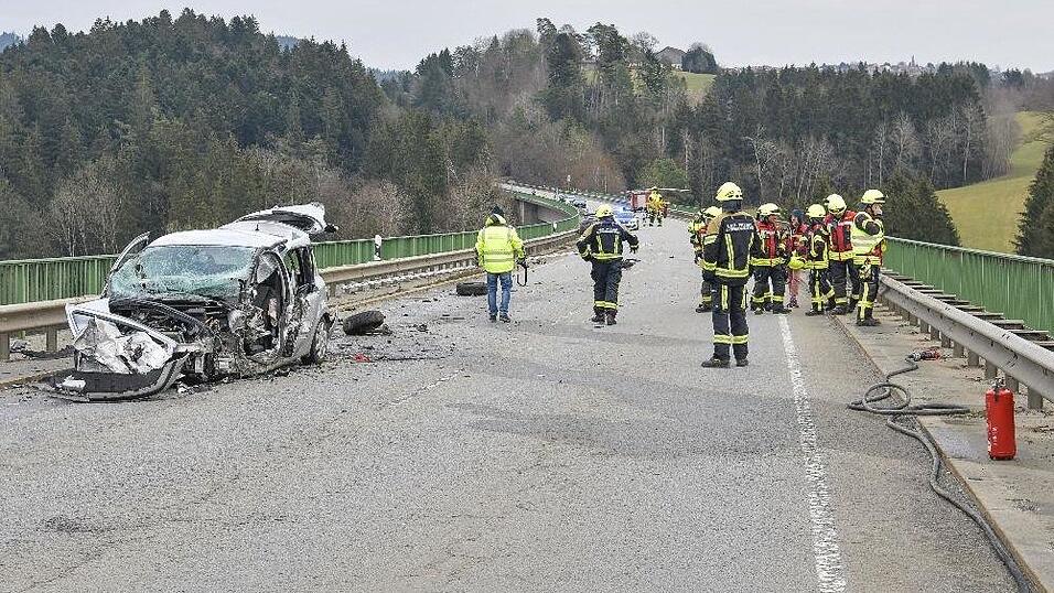 Bei einem Unfall auf der Staatsstraße 2622 in Hutthurm starb eine 59-jährige Frau, ein 55-Jähriger wurde schwer verletzt. Bei einem Unfall auf der Staatsstraße 2622 in Hutthurm starb eine 59-jährige Frau, ein 55-Jähriger wurde schwer verletzt.