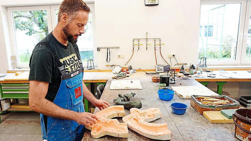 Der Metall- und Glockengie&szlig;ermeister Thomas Bauer erstellt von den einzelnen Teilen Silikonabdr&uuml;cke.