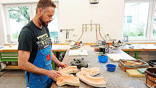 Der Metall- und Glockengie&szlig;ermeister Thomas Bauer erstellt von den einzelnen Teilen Silikonabdr&uuml;cke.