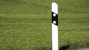 Die beiden gestohlenen Pfosten hatten die Jugendlichen detailliert beschriftet. (Symbolbild)