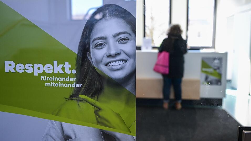 In etlichen Praxen findet man inzwischen Aufkleber oder Plakate, auf denen zu mehr Respekt und Freundlichkeit im Umgang mit dem Personal aufgerufen wird. (Symbolbild) In etlichen Praxen findet man inzwischen Aufkleber oder Plakate, auf denen zu mehr Respekt und Freundlichkeit im Umgang mit dem Personal aufgerufen wird. (Symbolbild)