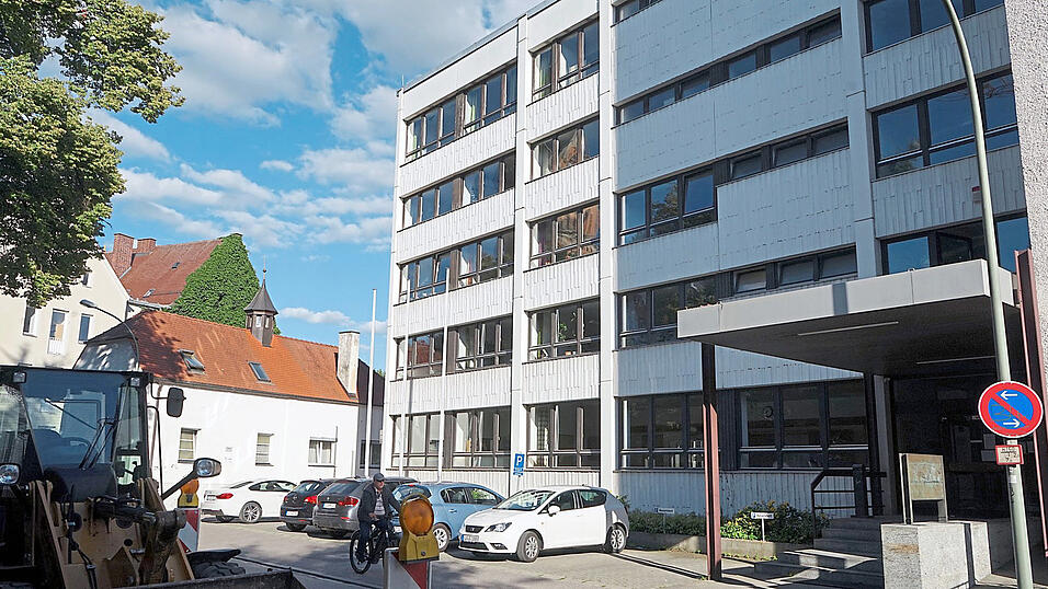 Dunkle Schatten &uuml;ber der Kl&ouml;tzlm&uuml;llerstra&szlig;e: Die Landwirtschaftsschule soll geschlossen und das Amt f&uuml;r Ern&auml;hrung, Landwirtschaft und Forsten Landshut mit der gleichnamigen Beh&ouml;rde in Abensberg fusioniert werden.