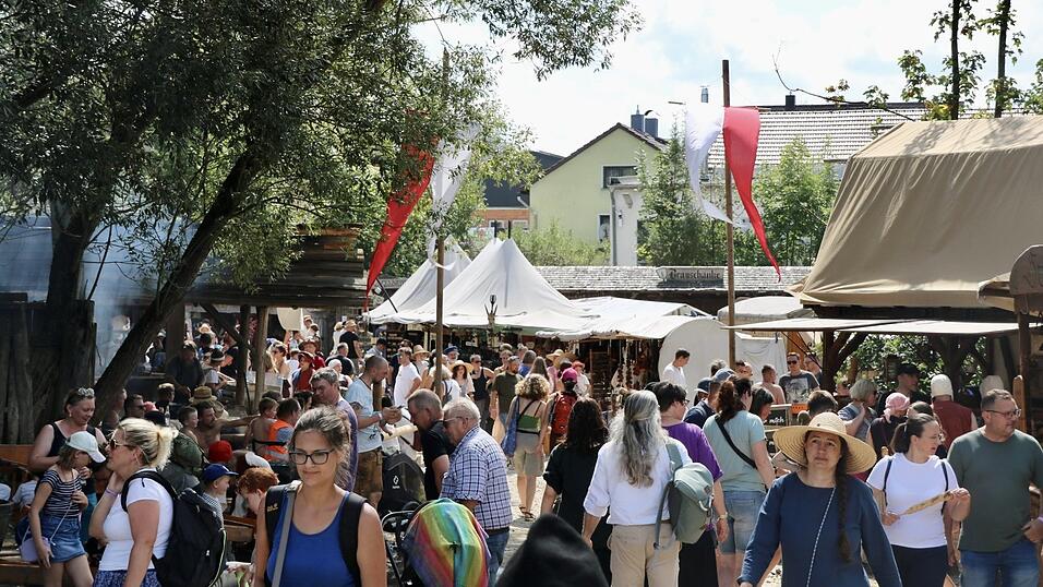Schon am ersten Tag strömten viele in die mittelalterliche Welt an der Eschlkamer Straße.