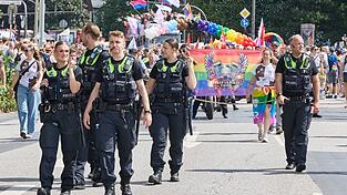 Die Hamburger Polizei spricht von einer friedlichen und ausgelassenen Stimmung bei der Demonstration zum Christopher Street Day. Die Hamburger Polizei spricht von einer friedlichen und ausgelassenen Stimmung bei der Demonstration zum Christopher Street Day.