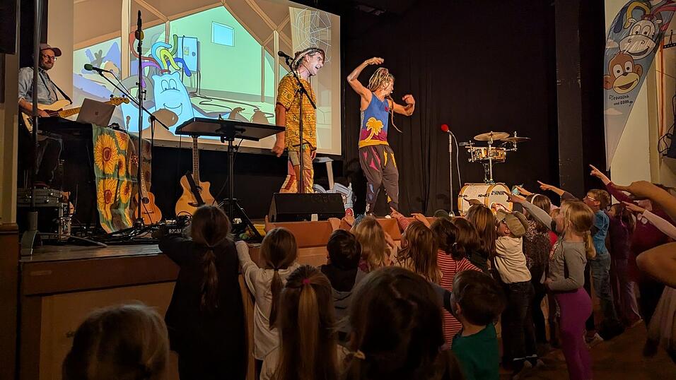'Da ist der Geist!': Tolle Effekte auf der großen Leinwand begeistern die Kinder. 'Da ist der Geist!': Tolle Effekte auf der großen Leinwand begeistern die Kinder.