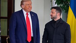 Selenskyj erschien in einem schwarzen Hemd mit Kragen und einer schwarzen Jacke mit Revers.