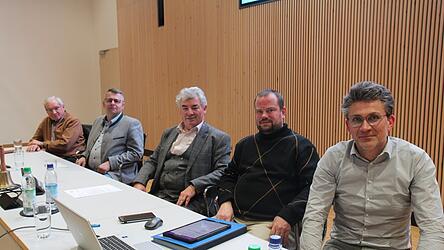 B&uuml;rgermeister Ludwig Greimel (l.) und K&auml;mmerer Thomas Ellinger (r.) stelltenzusammen den Haushalt 2026 vor, im Bild zusammen mit Gesch&auml;ftsleiter MartinBauer.