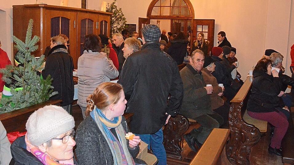 Heuer spielte sich das Geschehen des Pfarradvents aufgrund des Regenwetters im hinteren Teil der Kirche ab. Pfarrer Klaus Lettner und die katholischen Vereine hatten kurzfristig reagiert.