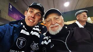 Dr. George Wahr und Tobias im Stadion in den Farben von Collingwood, Dr. Wahrs Team.