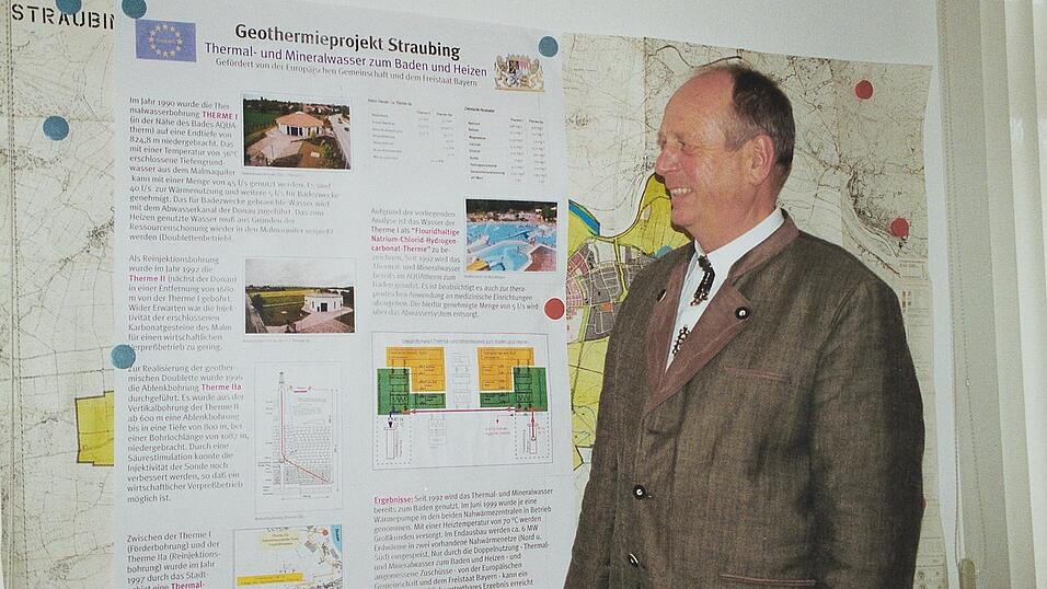 Vor einer Tafel mit Infos zum &bdquo;Geothermieprojekt Straubing&ldquo;, auf das J&auml;hn besonders stolz war.