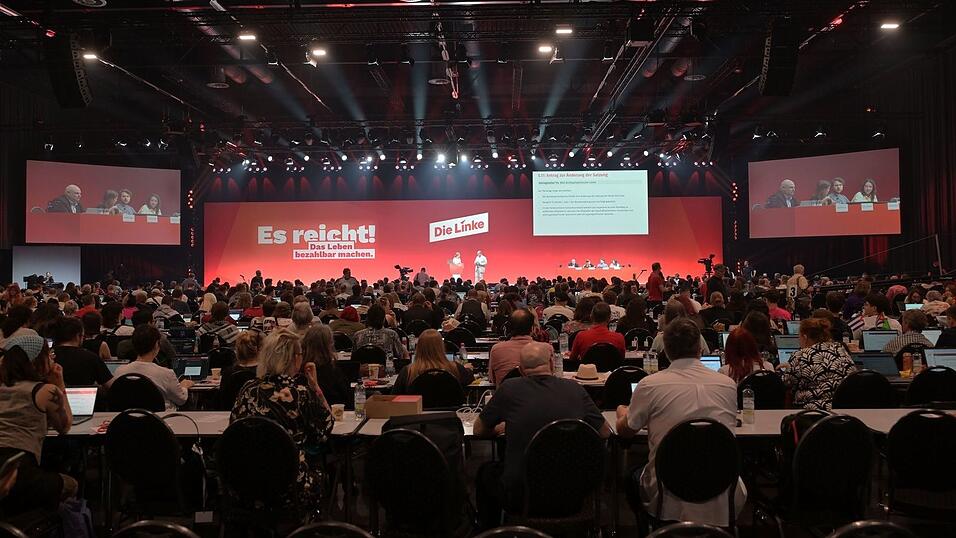 Der Parteitag der Linken entschied sich für einen Gehaltsdeckel für Abgeordnete. Der Parteitag der Linken entschied sich für einen Gehaltsdeckel für Abgeordnete.
