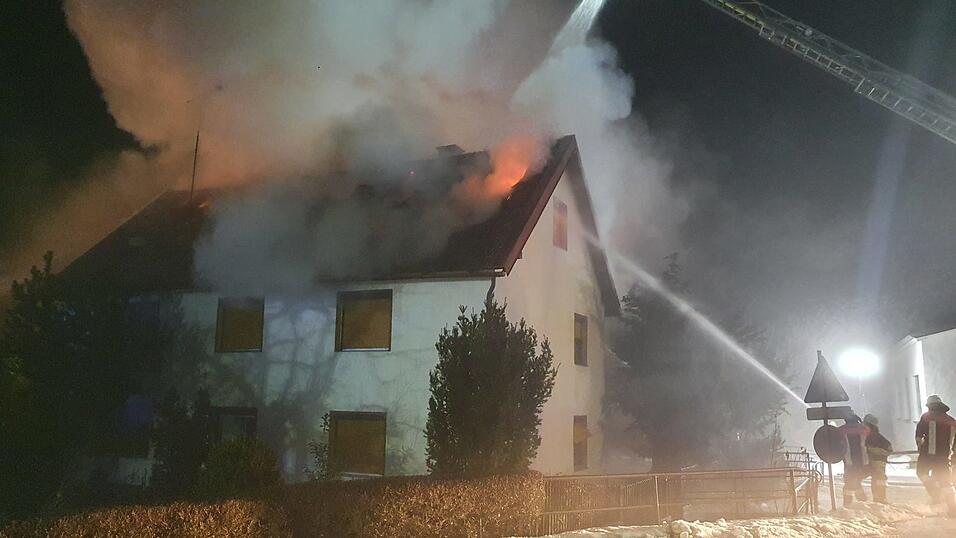 Im Laberweintinger Ortsteil Untergraßlfing ist es in der Nacht zu einem Brand gekommen. Im Laberweintinger Ortsteil Untergraßlfing ist es in der Nacht zu einem Brand gekommen.