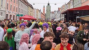 Viele Menschen, ausgelassene Stimmung - der Vilsbiburger Fasching blieb auch nach dem Umzug, als der Stadtplatz zur Partymeile wurde, zum allergrößten Teil friedlich. Nur ein paar Teilnehmer hatten zu tief ins Glas geschaut und mussten deshalb von Polizei und Sicherheitsdienst gebremst werden.