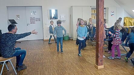 Matthias Schlier probte mit den Kindern im Musikraum.