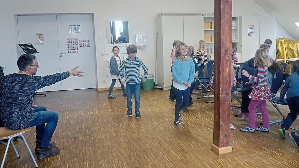 Matthias Schlier probte mit den Kindern im Musikraum. Matthias Schlier probte mit den Kindern im Musikraum.