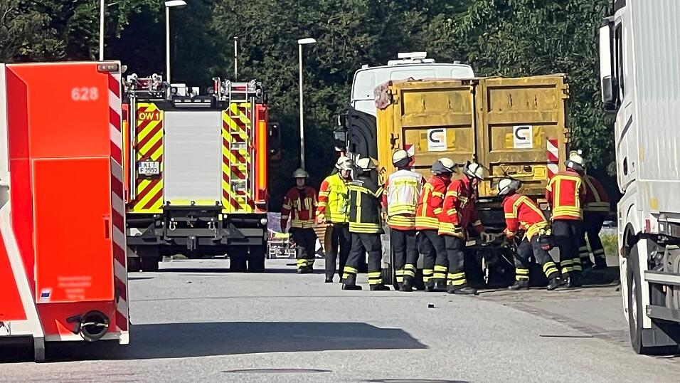 Ein Container-Lastwagen fuhr infolge des Zusammenstoßes mit einem entgegenkommenden Lkw in ein Gebäude. Ein Container-Lastwagen fuhr infolge des Zusammenstoßes mit einem entgegenkommenden Lkw in ein Gebäude.
