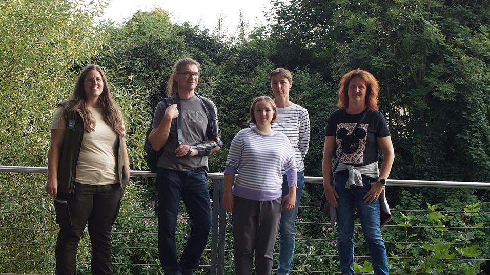 Rangerin Lisa Gammer (links) er&ouml;ffnet den interessierten Teilnehmern eine neue Perspektive auf die Stadt Cham.