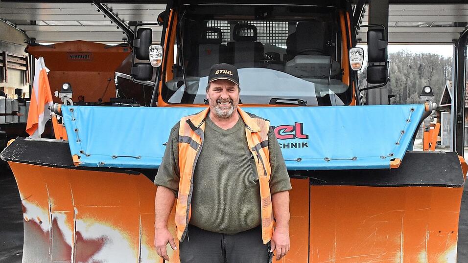 Seit 20 Jahren f&auml;hrt Ludwig S&ouml;ll mit dem Schneepflug durch die Stra&szlig;en Vilsbiburgs.