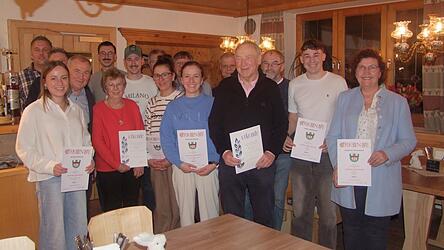 Ein Teil der Geehrten mit B&uuml;rgermeisterin Angelika Leitermann (r.), 1. Vorsitzender Stefan Neppl (l.) seinem Stellvertreter und stellvertretendem Landrat Hermann Brandl (vierter v. l.)