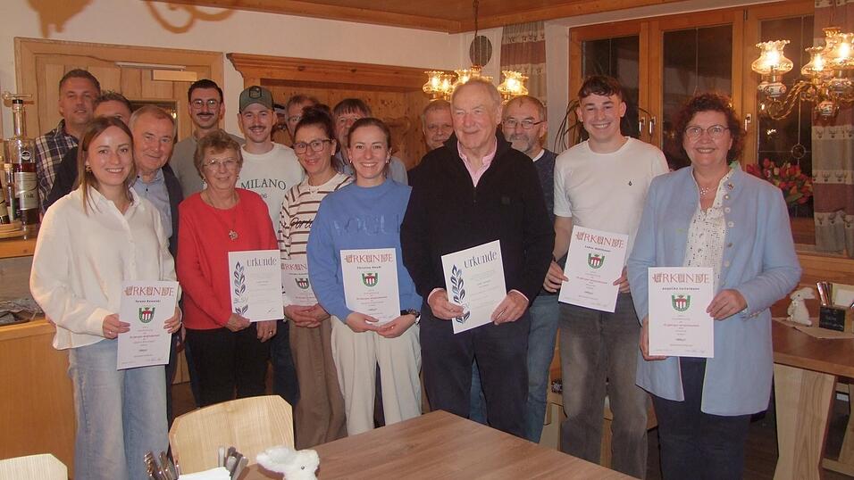 Ein Teil der Geehrten mit B&uuml;rgermeisterin Angelika Leitermann (r.), 1. Vorsitzender Stefan Neppl (l.) seinem Stellvertreter und stellvertretendem Landrat Hermann Brandl (vierter v. l.)