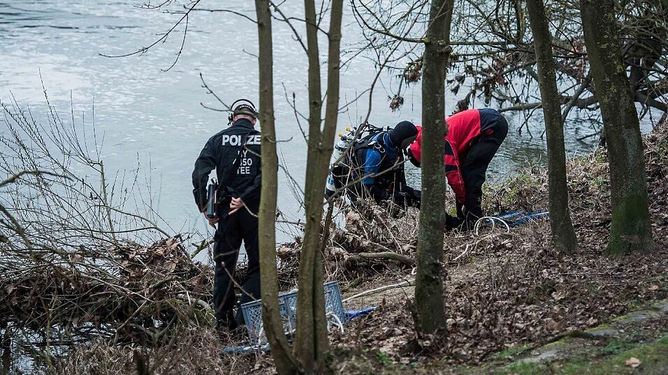 Polizeitaucher suchen am Freitagvormittag in der Donau nach der seit Sonntag vermissten Malina Klaar. An dieser Stelle hatten die Leichenspürhunde am Donnerstag angeschlagen. Polizeitaucher suchen am Freitagvormittag in der Donau nach der seit Sonntag vermissten Malina Klaar. An dieser Stelle hatten die Leichenspürhunde am Donnerstag angeschlagen.