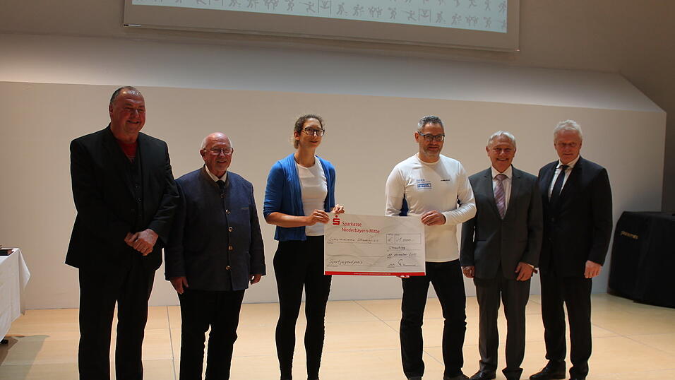 Stellvertretend für die über 70 Geehrten - der Schwimmverein Straubing. Er ist mit dem Sportjugendpreis 2022 ausgezeichnet worden, der mit 1 000 Euro dotiert ist (v.l.): MdB Erhard Grundl, Bürgermeister Werner Schäfer, stellvertretende Vorsitzende Myriam Wankerl und Vorsitzender Markus Schuirer, Bürgermeister Dr. Albert Solleder und MdB Alois Rainer. Stellvertretend für die über 70 Geehrten - der Schwimmverein Straubing. Er ist mit dem Sportjugendpreis 2022 ausgezeichnet worden, der mit 1 000 Euro dotiert ist (v.l.): MdB Erhard Grundl, Bürgermeister Werner Schäfer, stellvertretende Vorsitzende Myriam Wankerl und Vorsitzender Markus Schuirer, Bürgermeister Dr. Albert Solleder und MdB Alois Rainer.