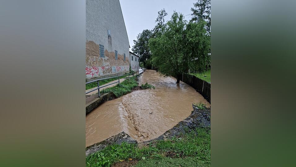 Nach den heftigen Regenfällen stieg der Pegel der Abens rasch an.