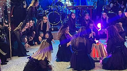 Die &bdquo;Burghexen&ldquo; versammeln sich ums Lagerfeuer beim Fl&ouml;tenspiel. Die Hexen verzauberten die Besucher mit einem rhythmischen &bdquo;Besentanz&ldquo;.