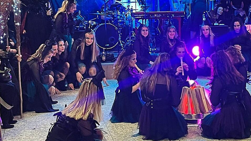 Die &bdquo;Burghexen&ldquo; versammeln sich ums Lagerfeuer beim Fl&ouml;tenspiel. Die Hexen verzauberten die Besucher mit einem rhythmischen &bdquo;Besentanz&ldquo;.