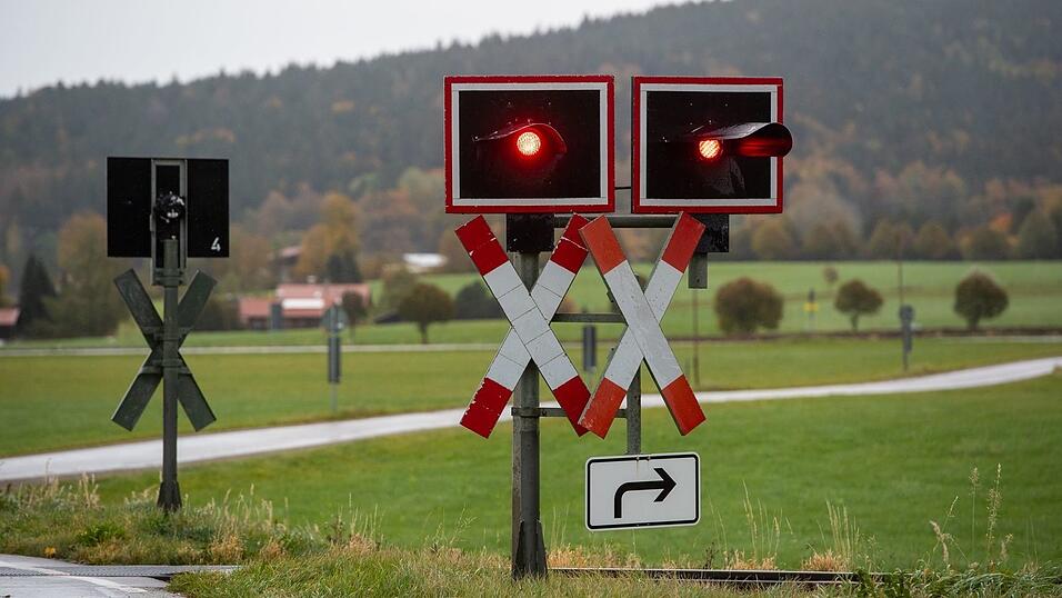 Der Fahrer wurde in seinem Auto eingeklemmt. (Symbolbild) Der Fahrer wurde in seinem Auto eingeklemmt. (Symbolbild)
