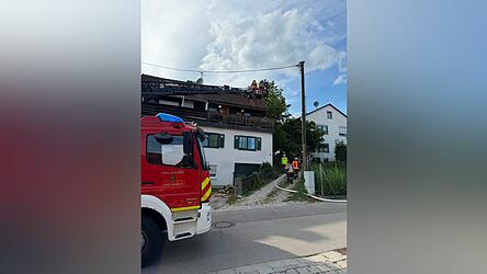 Laut Erstmeldung war auf einem Balkon starker Rauch sichtbar, zudem war unklar, ob sich Personen im Geb&auml;ude befanden.