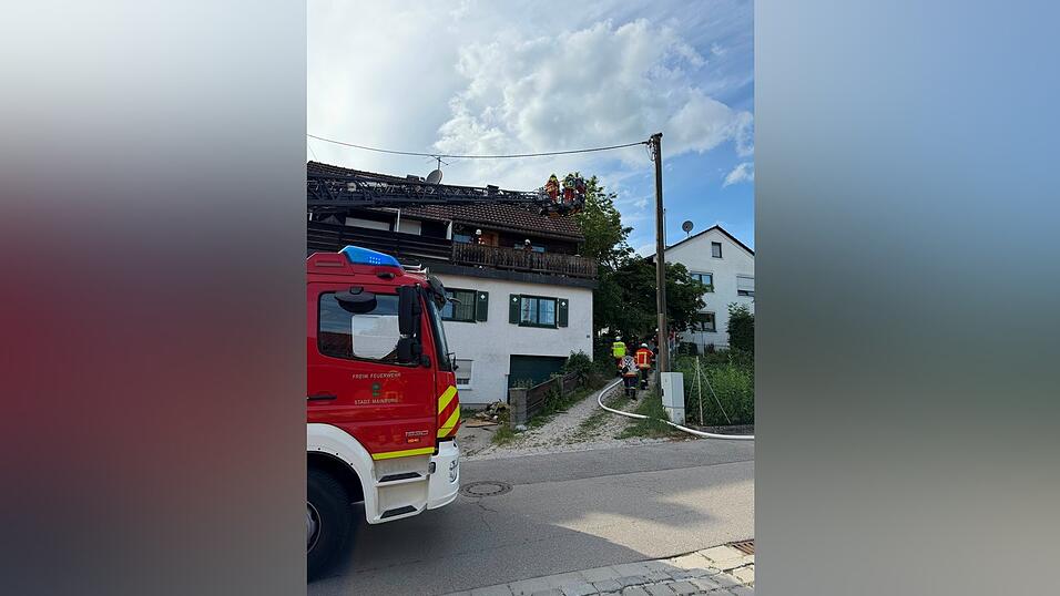 Laut Erstmeldung war auf einem Balkon starker Rauch sichtbar, zudem war unklar, ob sich Personen im Gebäude befanden. Laut Erstmeldung war auf einem Balkon starker Rauch sichtbar, zudem war unklar, ob sich Personen im Gebäude befanden.