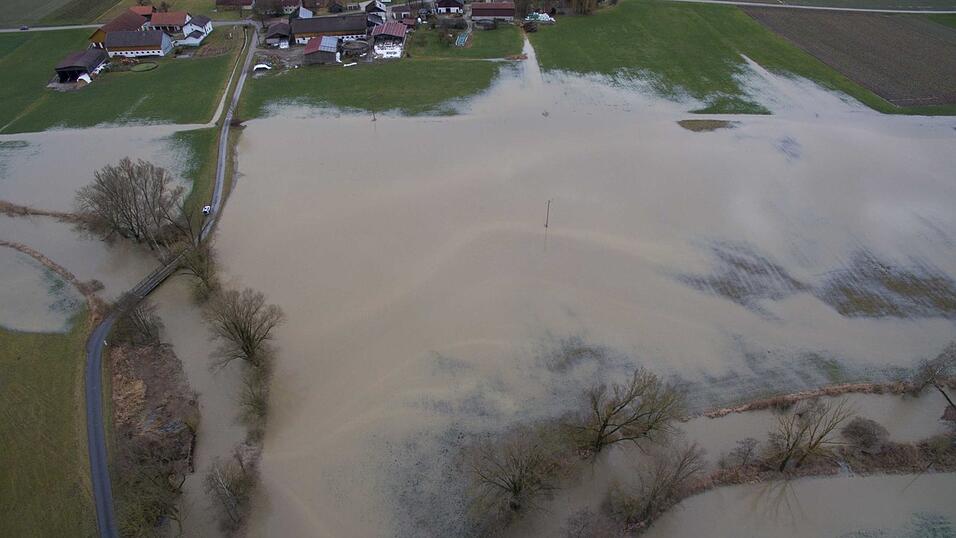 Durch den anhaltenden Regen und die Schneeschmelze war die Vils am Freitagmittag an einigen Stellen bei Vilsbiburg und Gerzen &uuml;ber die Ufer getreten. Einige Strassen waren somit nicht mehr passierbar und mussten gesperrt werden.