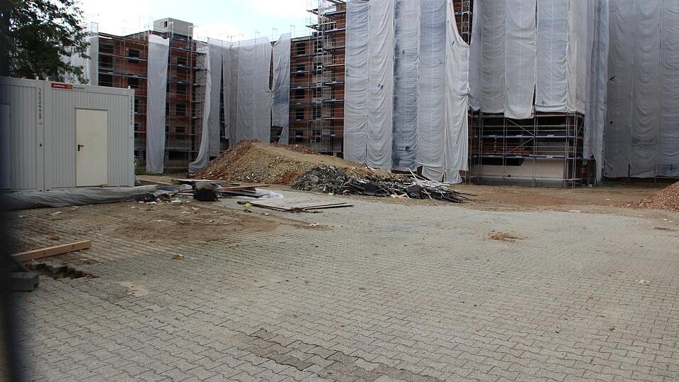 Ein Jahr lang liefen die Abbruch- und Entkernungsarbeiten am ehemaligen Institut f&uuml;r H&ouml;rgesch&auml;digte. Jetzt sind alle Handwerksbetriebe abgezogen, weil sie vom Generalunternehmer - einem Projektentwickler aus Hamburg - kein Geld mehr bekommen.