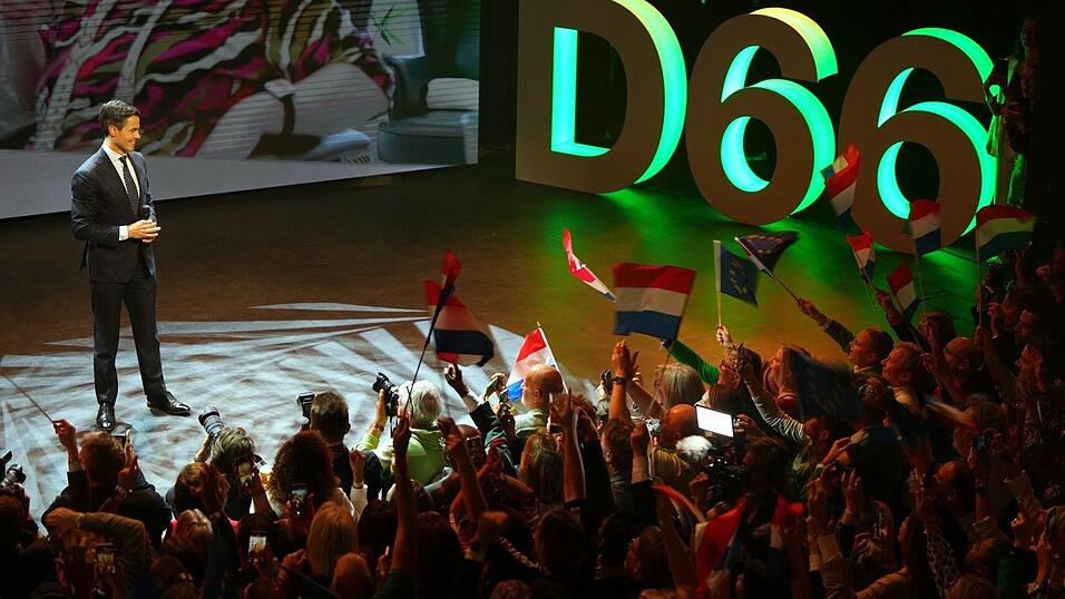 Eine Hochrechnung bestätigt die Prognosen: Die Partei des Rechtspopulisten Wilders ist bei der Parlamentswahl in den Niederlanden nicht die stärkste Kraft geworden.