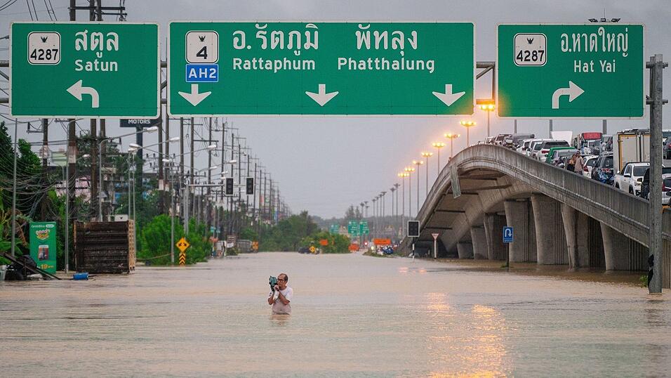 Straßen in Südthailand stehen teils meterhoch unter Wasser