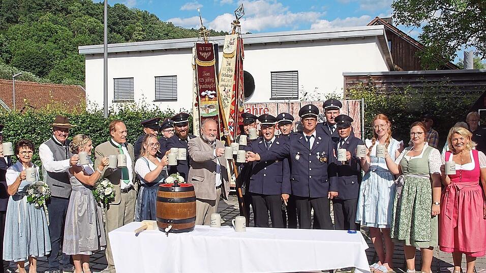 Im Juni vergangenen Jahres kam eine Dietersweger Delegation zum Patenbitten nach Wiesent. Die Feuerwehr steht dem Jubelverein zur Seite. Im Juni vergangenen Jahres kam eine Dietersweger Delegation zum Patenbitten nach Wiesent. Die Feuerwehr steht dem Jubelverein zur Seite.