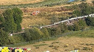 Auf Luftbildern ist zu sehen, wie Teile des Zuges auf der Seite liegen. Auf Luftbildern ist zu sehen, wie Teile des Zuges auf der Seite liegen.