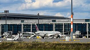 Nach einem Gefahrgut-Alarm ist Terminal 1 am BER geräumt worden. (Symbolbild) Nach einem Gefahrgut-Alarm ist Terminal 1 am BER geräumt worden. (Symbolbild)