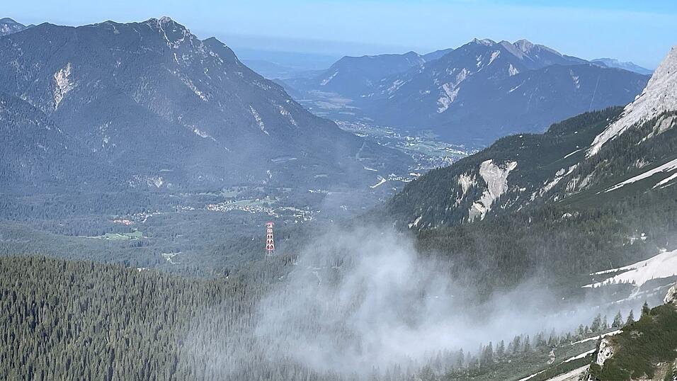 Eine Staubwolke steigt auf nach einem weiteren Felssturz an der Zugspitze. Eine Staubwolke steigt auf nach einem weiteren Felssturz an der Zugspitze.