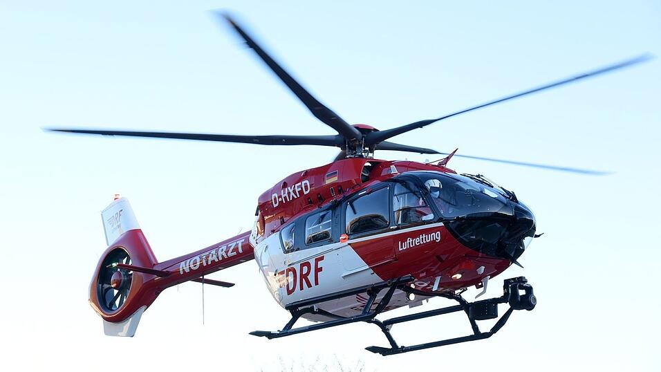 Sanitäter brachten den Mann mit einem Hubschrauber in eine Klinik. (Symbolbild) Sanitäter brachten den Mann mit einem Hubschrauber in eine Klinik. (Symbolbild)