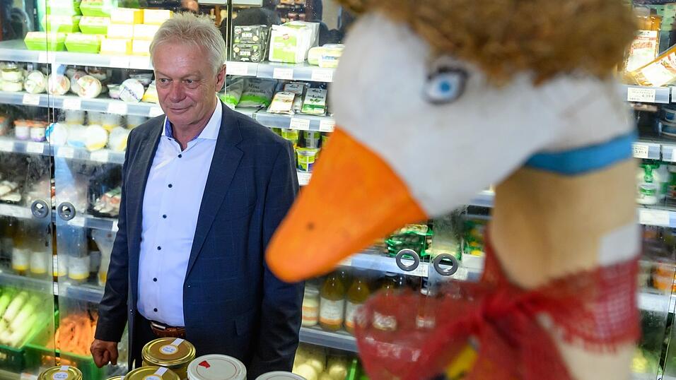 Bundesagrarminister Alois Rainer (CSU) besucht in Brandenburg den Bio-Betrieb «Ökodorf Brodowin» . Bundesagrarminister Alois Rainer (CSU) besucht in Brandenburg den Bio-Betrieb «Ökodorf Brodowin» .