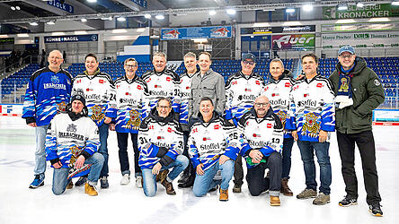 Zusammen mit Matthias Guth (rechts) kamen zahlreiche Spieler der Straubinger Mannschaft aus der Saison 1994/95 vor dem DEL-Spiel der Tigers am Sonntag gegen Augsburg auf dem Eis zusammen.