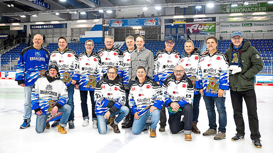 Zusammen mit Matthias Guth (rechts) kamen zahlreiche Spieler der Straubinger Mannschaft aus der Saison 1994/95 vor dem DEL-Spiel der Tigers am Sonntag gegen Augsburg auf dem Eis zusammen.