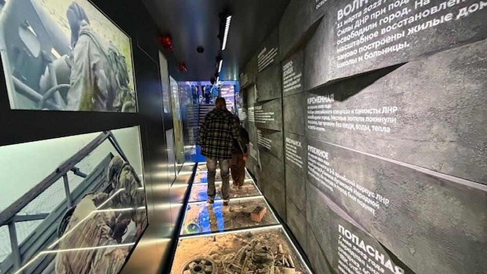 In der Ausstellung wird auch auf die im v&ouml;lkerrechtswidrigen Angriffskrieg eroberten ukrainischen Gebiete hingewiesen.